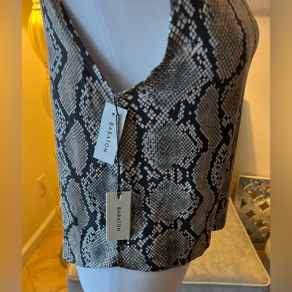 🌴🔥 Babaton Gray Python Print Sleeveless Top - Picture 3 of 6